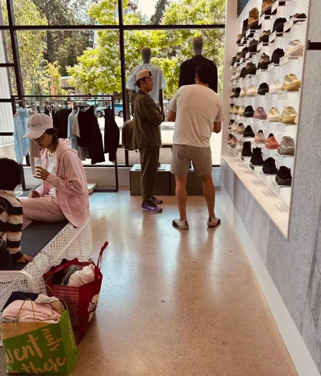 黎姿大变样!剪短卷发穿条纹西装,褪去港星滤镜,活成豪门女总裁