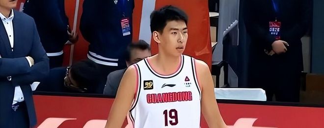 “我读这么多书有什么用？”女子控诉求职难，网友一针见血：文员对长相有要求！