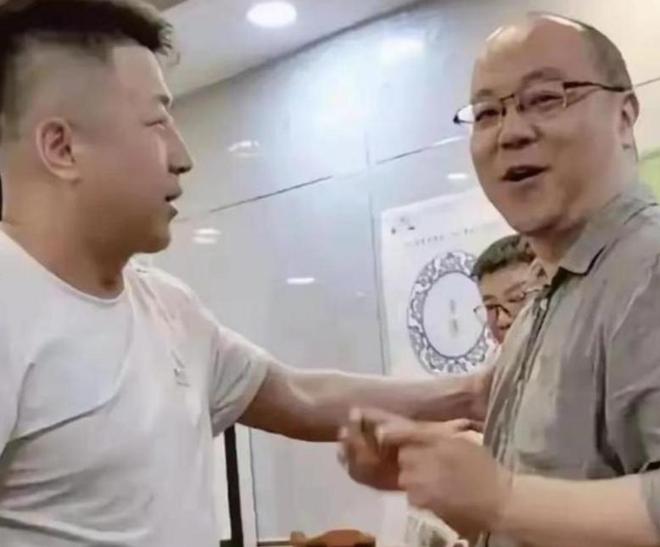 狄金森21分巴夫金19+6+5 鹈鹕逆转险胜黄蜂
