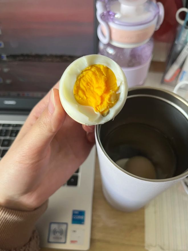 等了22年！阿森纳高举英超奖杯庆祝 44岁塔帅抹泪+被众将抛起致敬