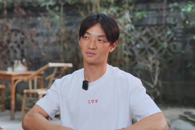 卫冕冠军压力大，三盘过关后斯瓦泰克抱毛巾痛哭，首秀暴露一问题