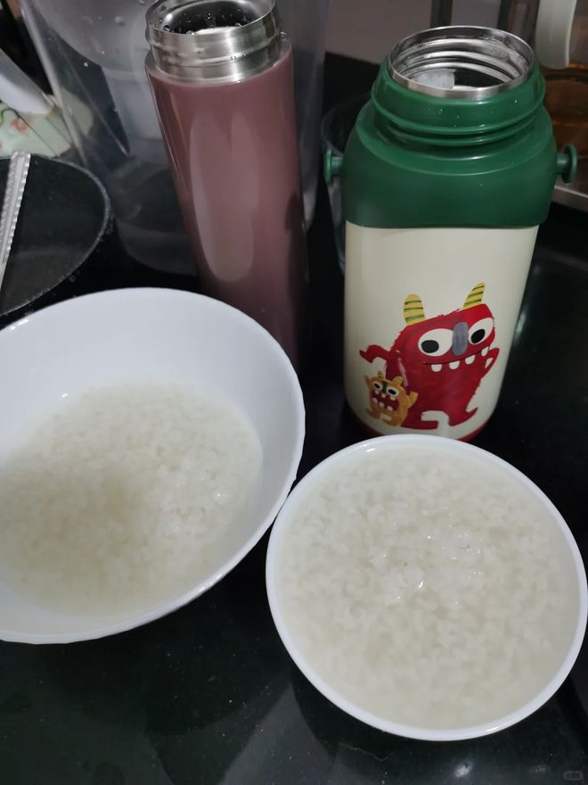 等了22年！阿森纳高举英超奖杯庆祝 44岁塔帅抹泪+被众将抛起致敬