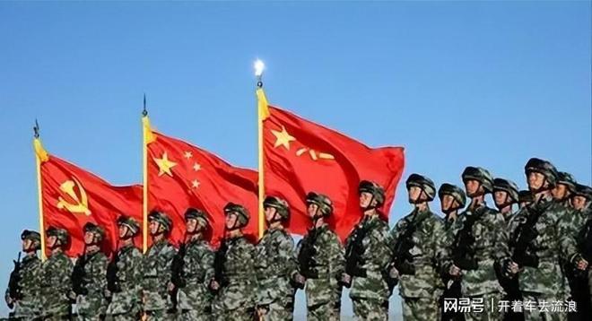 瞿颖一家四口被拍,素颜悠闲安逸,和机长男友挽臂搭肩感情好