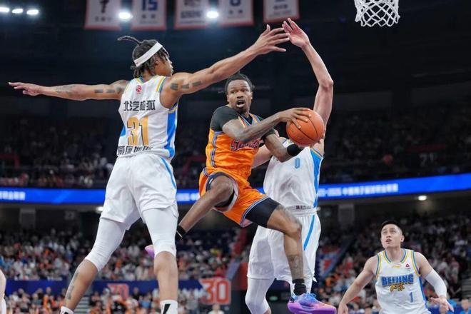争冠天王山戏剧性一幕!胡荷韬绝平被吹,3人同时越位,约帅空欢喜